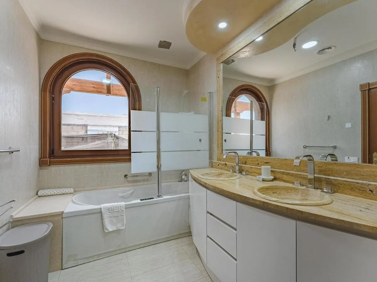 Luxury Villa Nautilus Heated Pool Spa 아데제 펜션