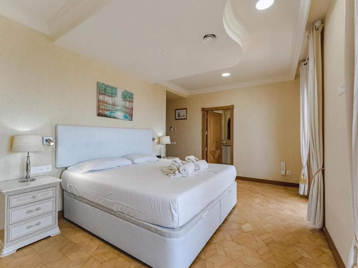 펜션 Luxury Villa Nautilus Heated Pool Spa 아데제