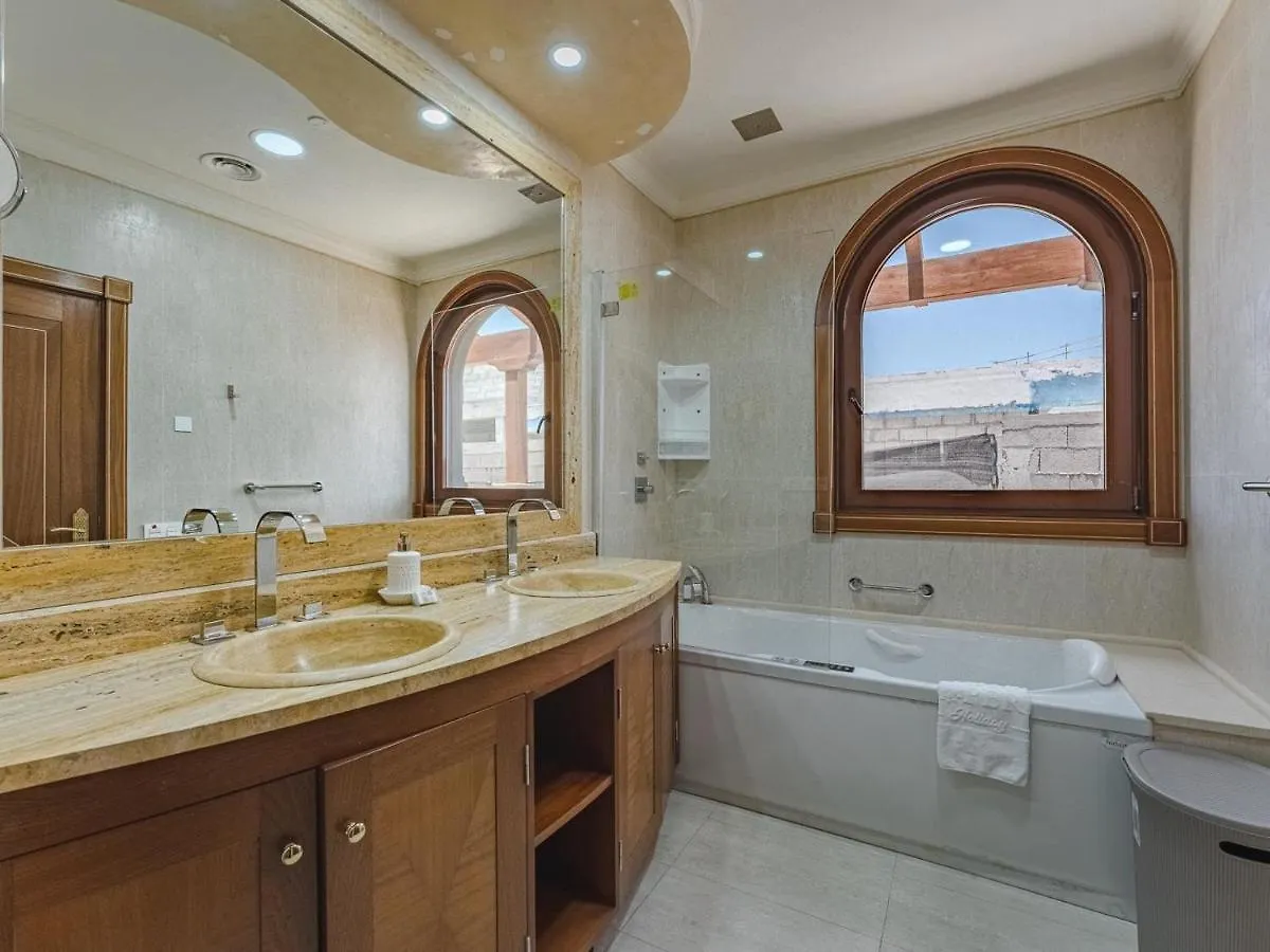 펜션 Luxury Villa Nautilus Heated Pool Spa 아데제