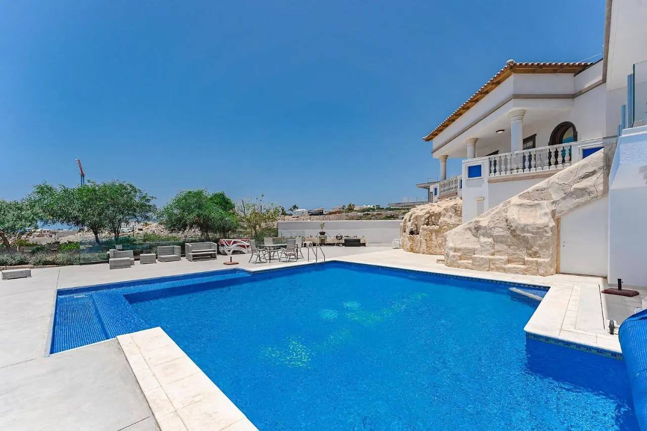 Luxury Villa Nautilus Heated Pool Spa location